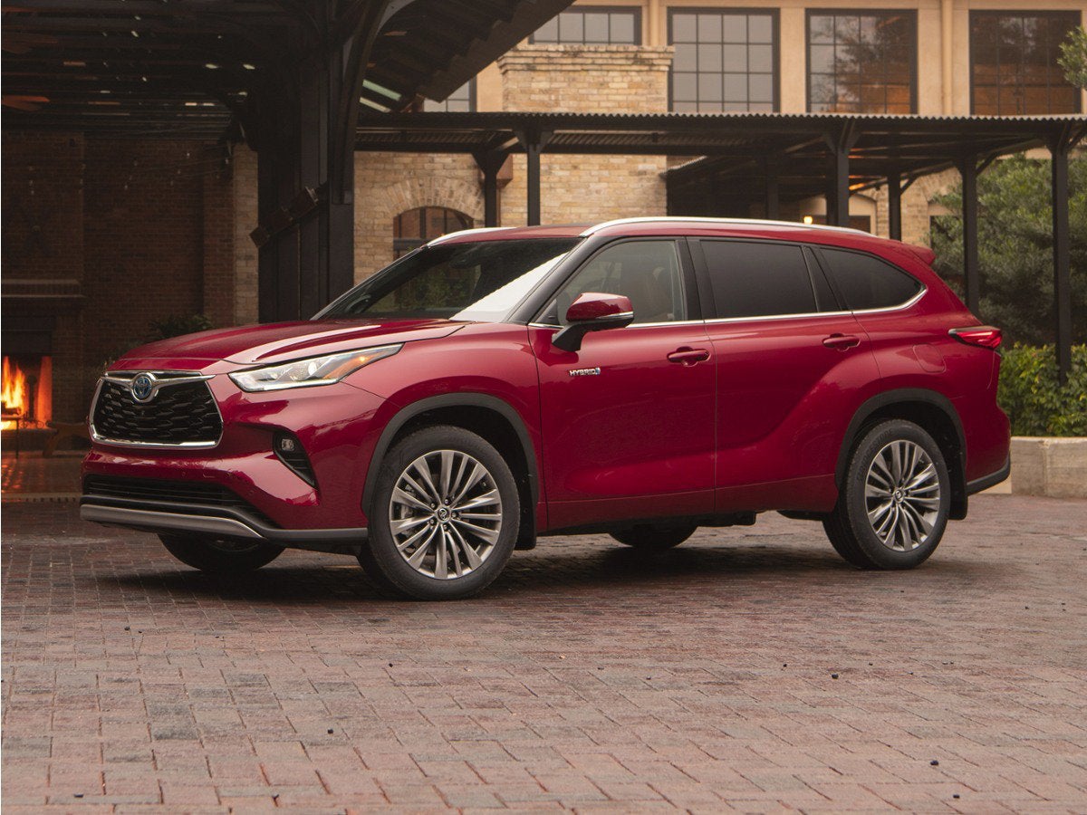 2022 Toyota Highlander Hybrid XLE in Pearl — front three-quarter view